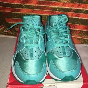 Today deal Wns  Nike huaraches size 7 true 2 size.